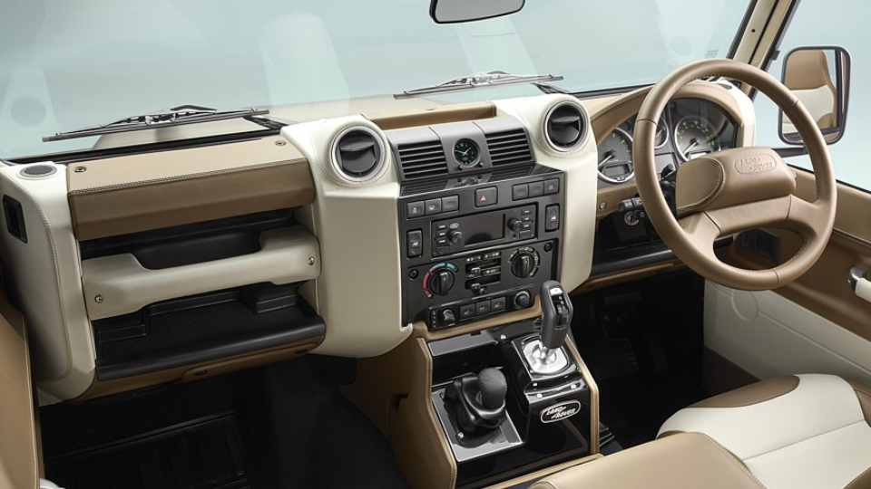 معرفی لندرور دیفندر V8 سافت تاپ