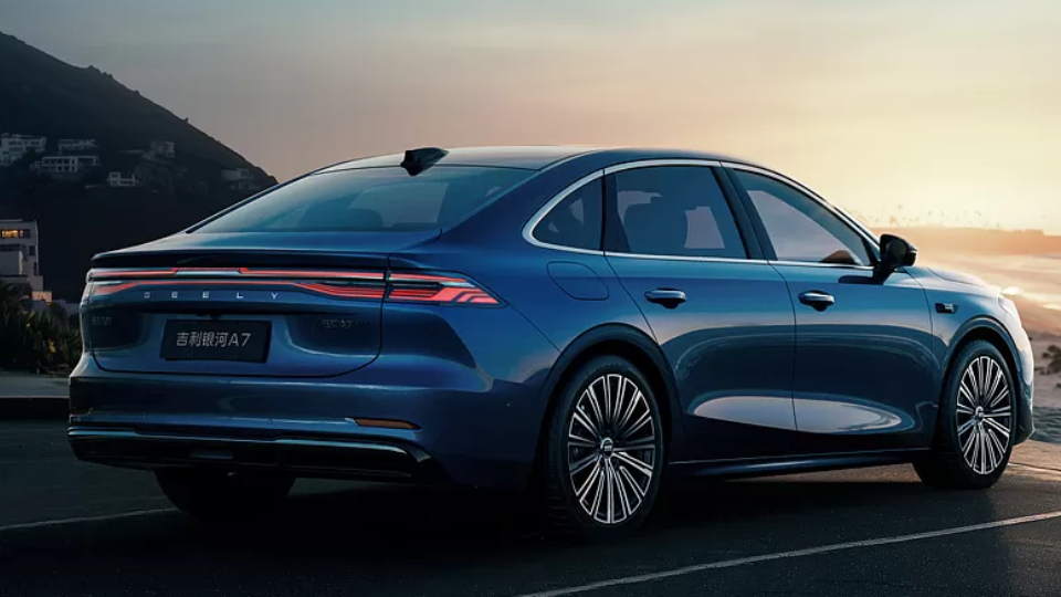 معرفی جیلی گلکسی A7 PHEV