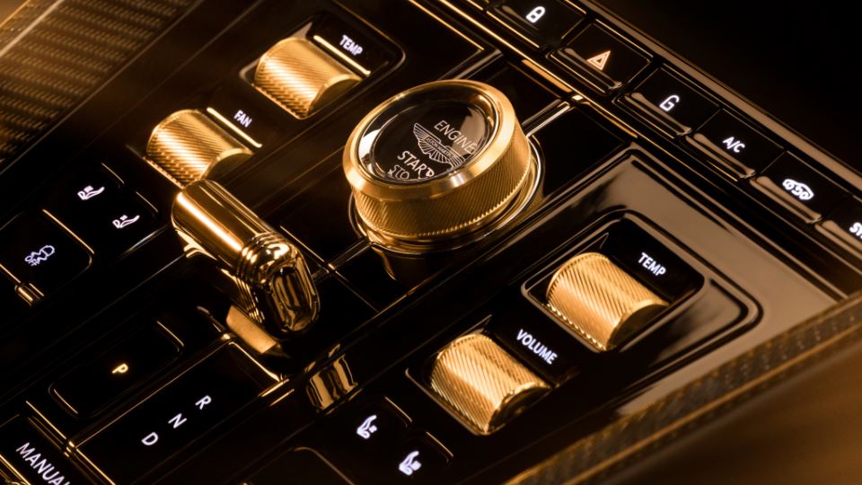 معرفی استون مارتین DB12 گلد فینگر